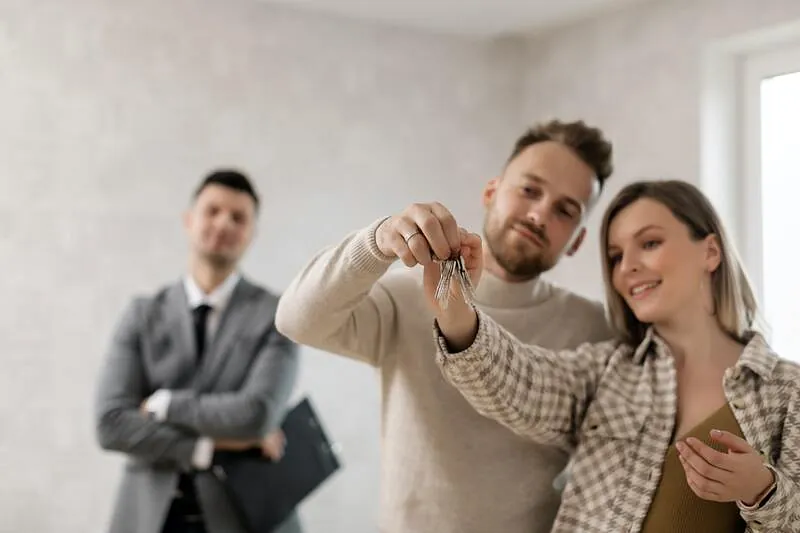 pareja recibiendo llaves de casa nueva