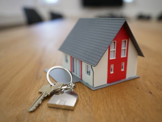 casa pequeña con llaves